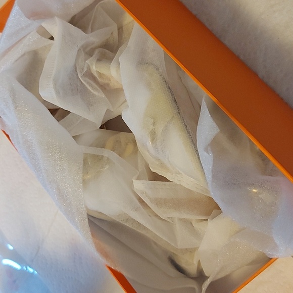 Woman's shoes - Picture 10 of 11